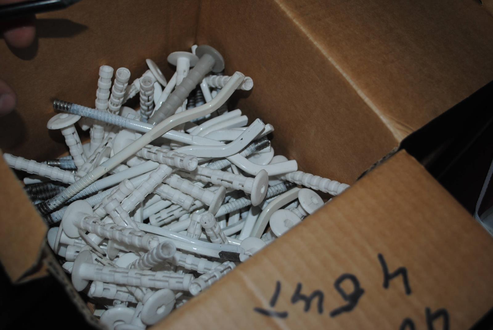 Кронштейн анкерный белый 7х180мм + дюбель К 6.7.18.Ф (есть аналог 106063) (сколы краски)